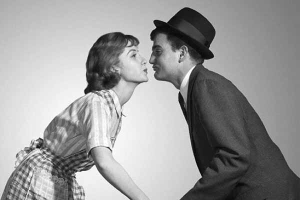 «Сиди в углу и плачь, пока он не обратит внимание»: дикие советы 1958 года, как выйти замуж